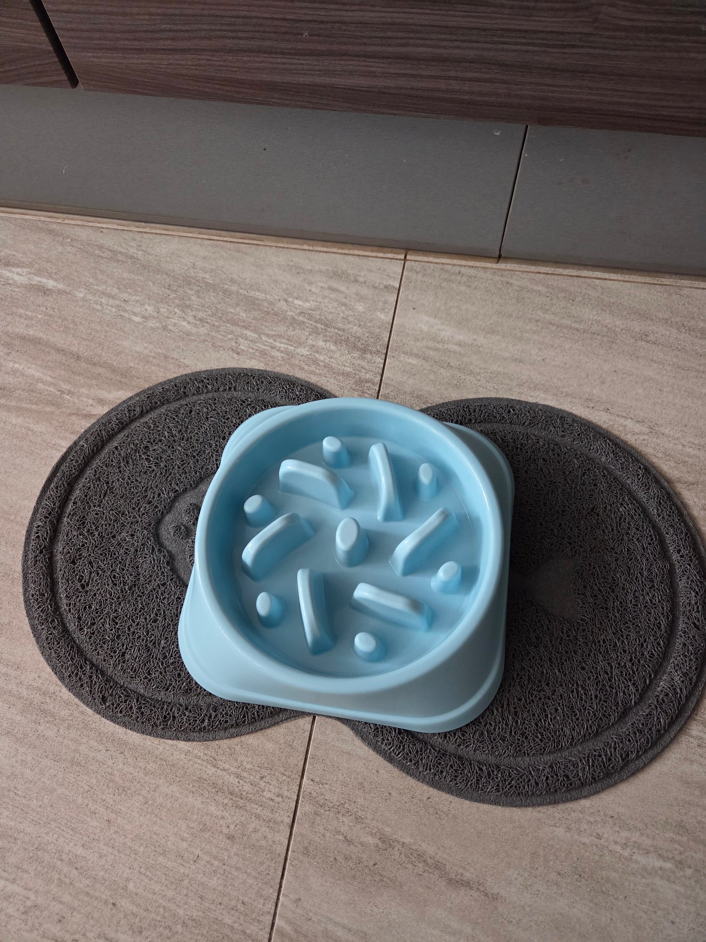 Wodoodporna mata pod miskę dla psa i kota